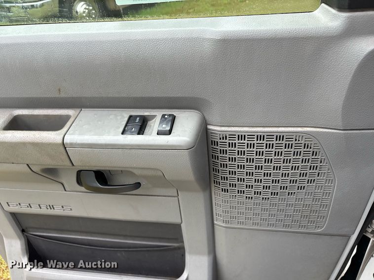 image for item DY0497 2012 Ford E350 shuttle bus