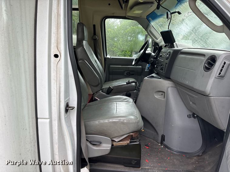 image for item DY0497 2012 Ford E350 shuttle bus