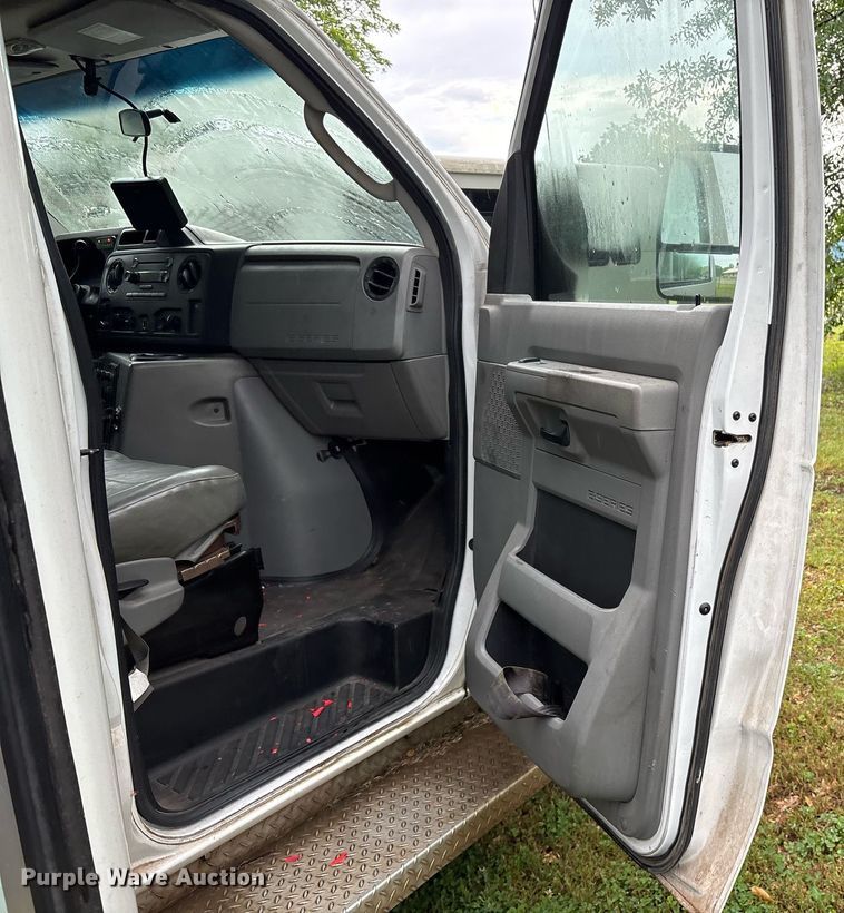 image for item DY0497 2012 Ford E350 shuttle bus