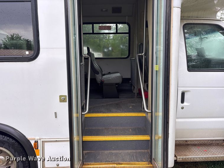 image for item DY0497 2012 Ford E350 shuttle bus