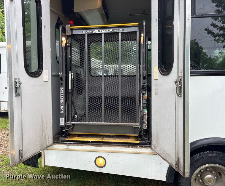 image for item DY0497 2012 Ford E350 shuttle bus