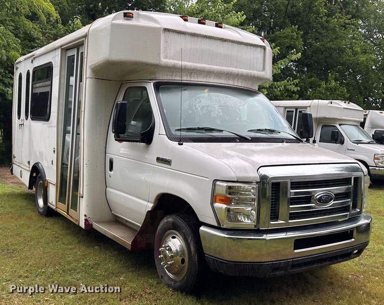 image for item DY0498 2012 Ford E350 shuttle bus