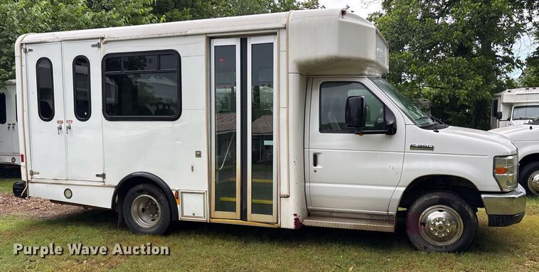 image for item DY0498 2012 Ford E350 shuttle bus