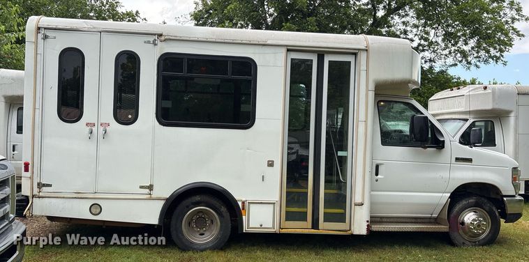 image for item DY0498 2012 Ford E350 shuttle bus