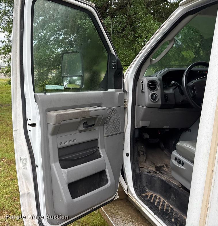 image for item DY0498 2012 Ford E350 shuttle bus