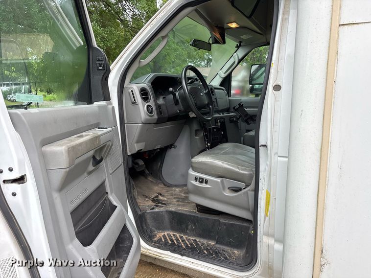 image for item DY0498 2012 Ford E350 shuttle bus