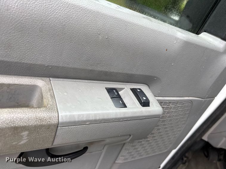 image for item DY0498 2012 Ford E350 shuttle bus