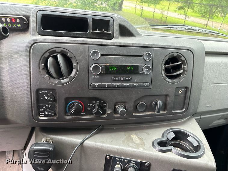 image for item DY0498 2012 Ford E350 shuttle bus