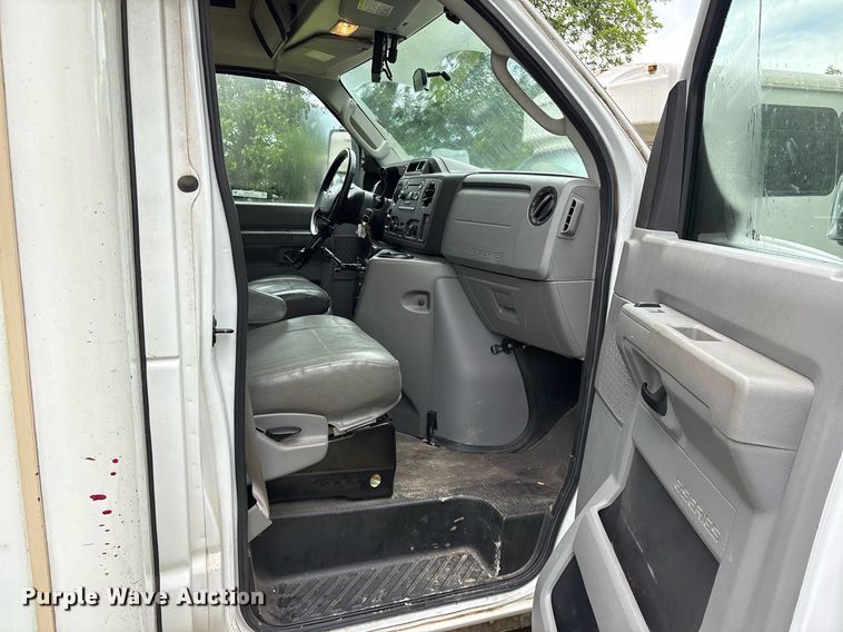 image for item DY0498 2012 Ford E350 shuttle bus