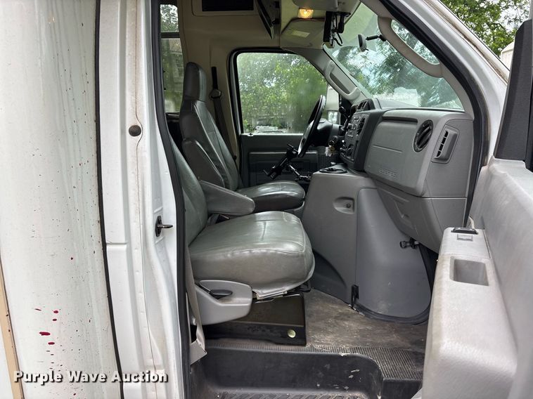 image for item DY0498 2012 Ford E350 shuttle bus