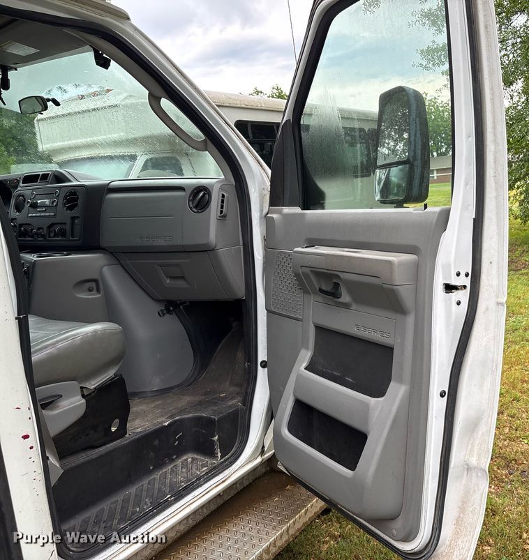 image for item DY0498 2012 Ford E350 shuttle bus