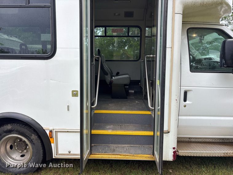 image for item DY0498 2012 Ford E350 shuttle bus