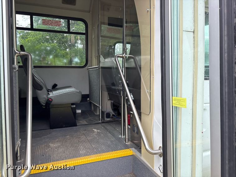 image for item DY0498 2012 Ford E350 shuttle bus