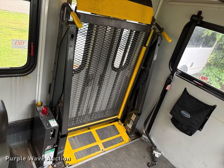 image for item DY0498 2012 Ford E350 shuttle bus