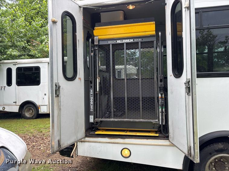 image for item DY0498 2012 Ford E350 shuttle bus