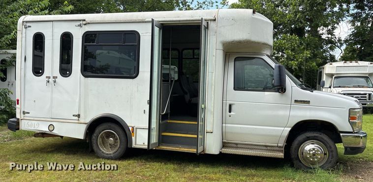 image for item DY0499 2012 Ford E350 shuttle bus