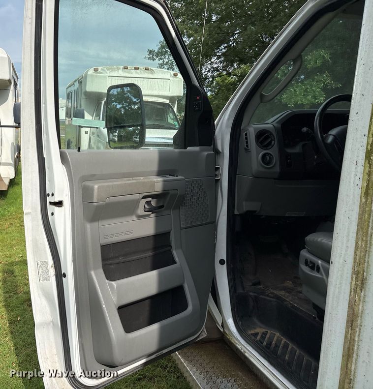 image for item DY0499 2012 Ford E350 shuttle bus