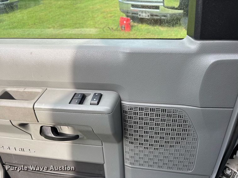 image for item DY0499 2012 Ford E350 shuttle bus