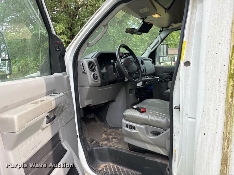 image for item DY0499 2012 Ford E350 shuttle bus