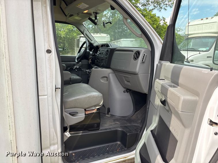 image for item DY0499 2012 Ford E350 shuttle bus