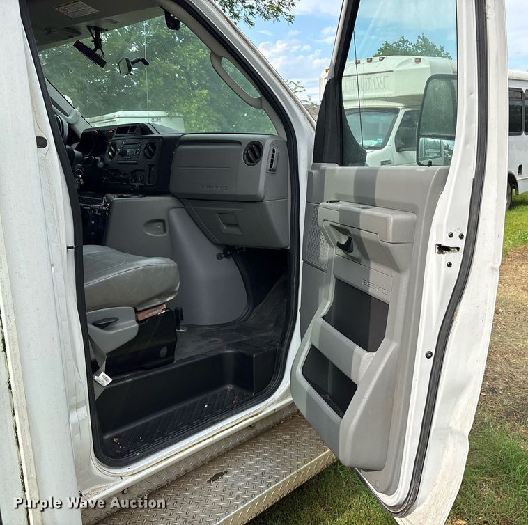 image for item DY0499 2012 Ford E350 shuttle bus