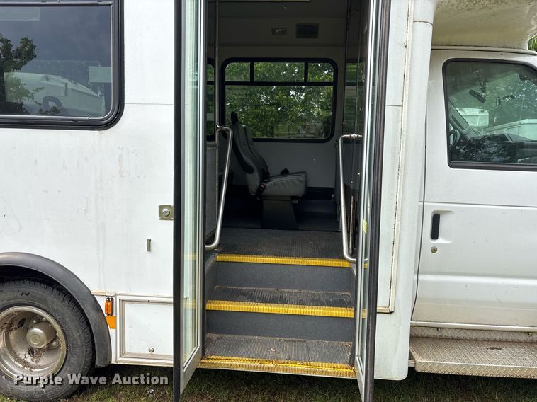 image for item DY0499 2012 Ford E350 shuttle bus