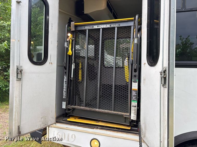 image for item DY0499 2012 Ford E350 shuttle bus