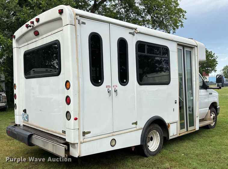 image for item DY0500 2012 Ford E350 shuttle bus