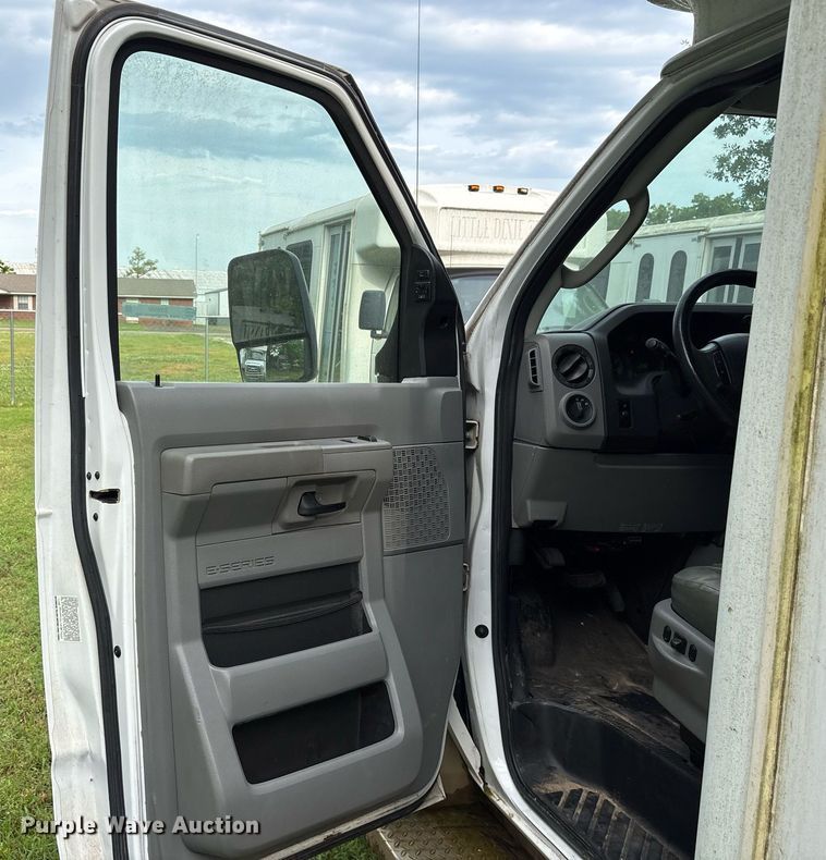 image for item DY0500 2012 Ford E350 shuttle bus