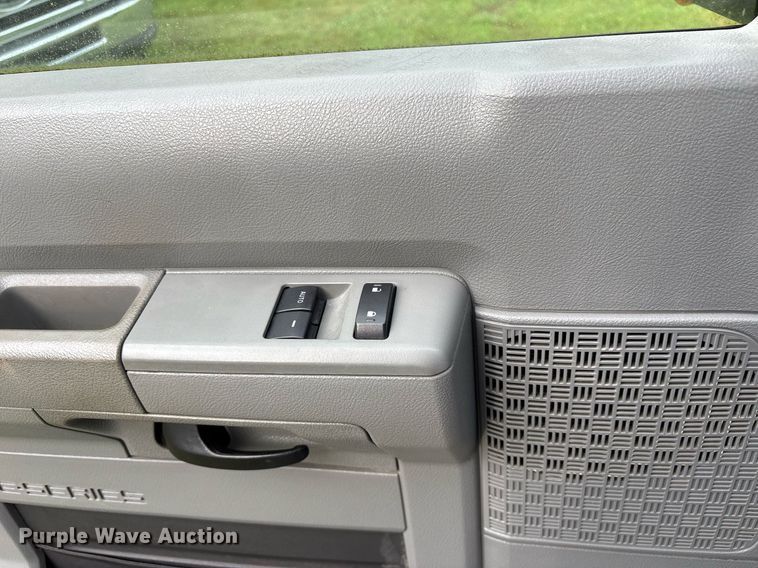 image for item DY0500 2012 Ford E350 shuttle bus