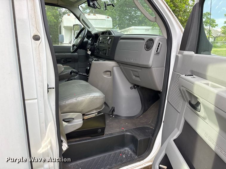 image for item DY0500 2012 Ford E350 shuttle bus