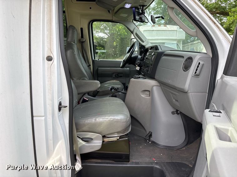 image for item DY0500 2012 Ford E350 shuttle bus