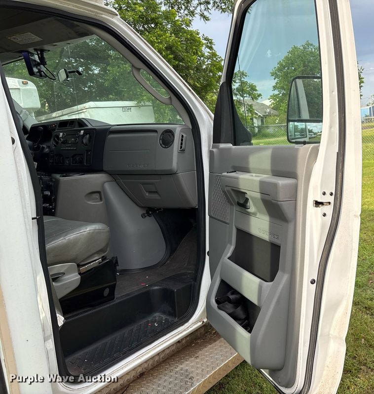 image for item DY0500 2012 Ford E350 shuttle bus