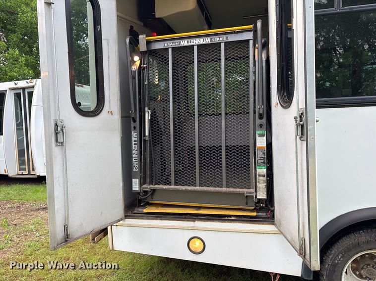 image for item DY0500 2012 Ford E350 shuttle bus