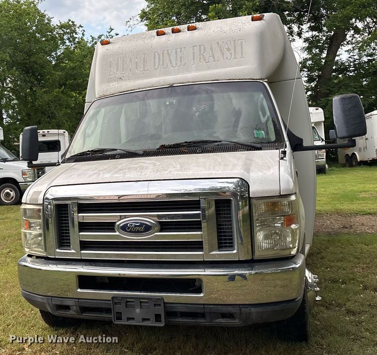 image for item DY0501 2009 Ford E450 shuttle bus