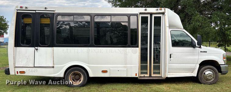 image for item DY0501 2009 Ford E450 shuttle bus