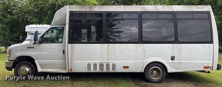 image for item DY0501 2009 Ford E450 shuttle bus