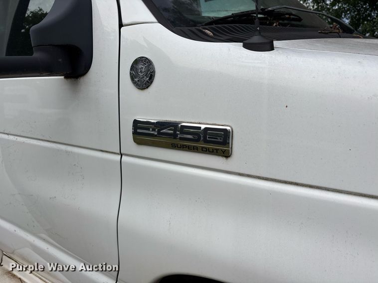 image for item DY0501 2009 Ford E450 shuttle bus