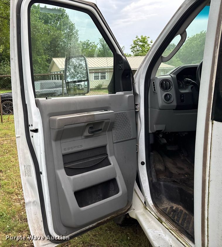 image for item DY0501 2009 Ford E450 shuttle bus