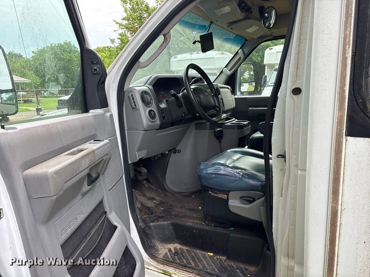 image for item DY0501 2009 Ford E450 shuttle bus