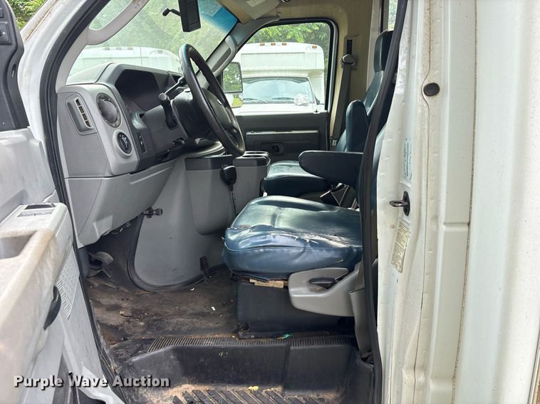 image for item DY0501 2009 Ford E450 shuttle bus