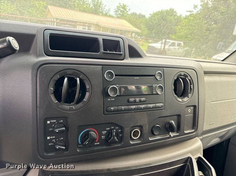 image for item DY0501 2009 Ford E450 shuttle bus