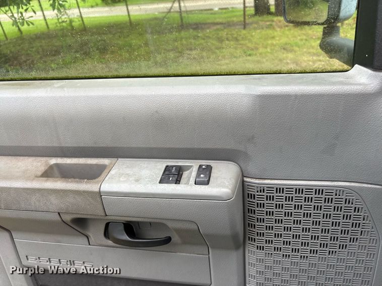 image for item DY0501 2009 Ford E450 shuttle bus