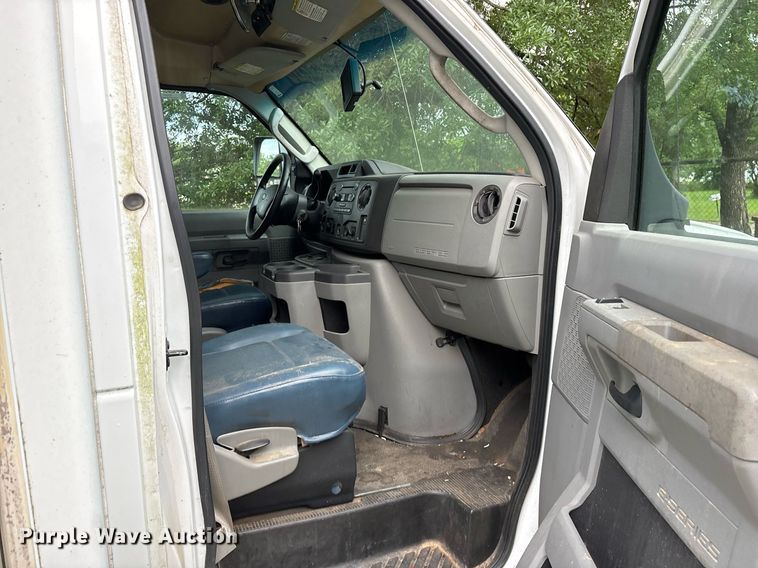 image for item DY0501 2009 Ford E450 shuttle bus