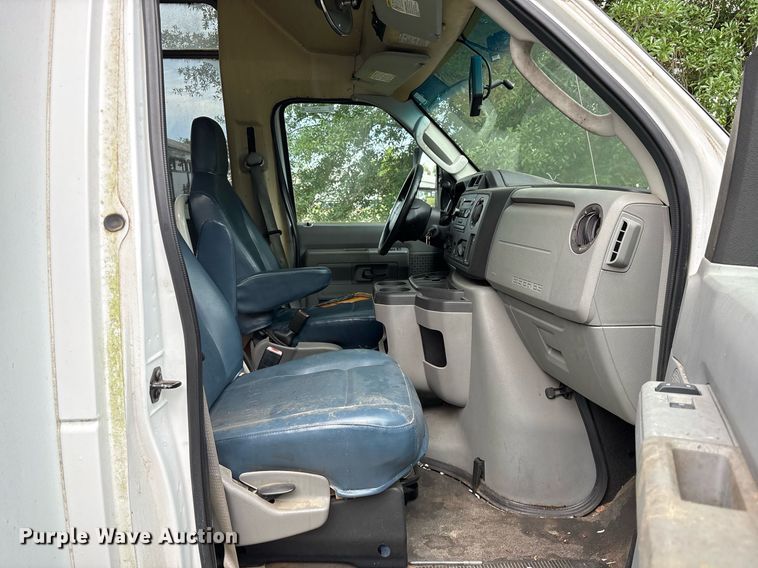 image for item DY0501 2009 Ford E450 shuttle bus