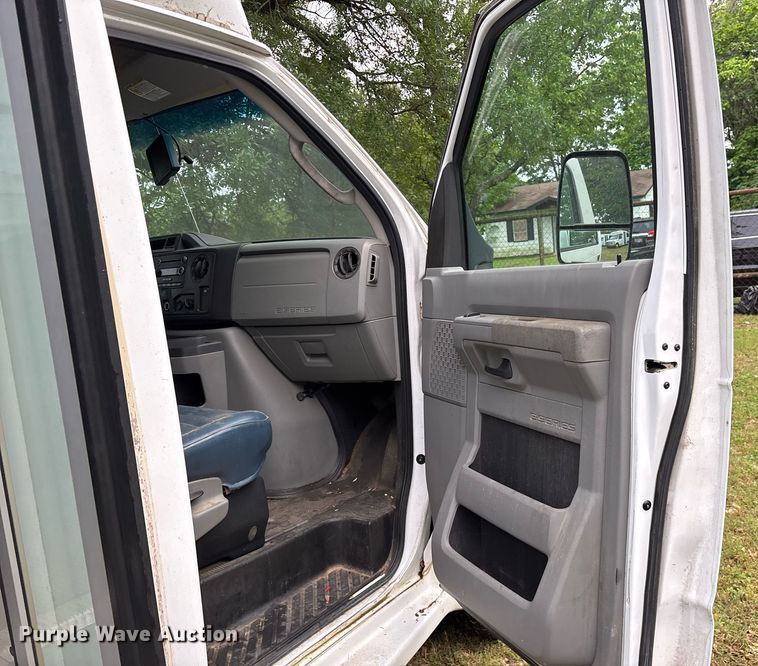 image for item DY0501 2009 Ford E450 shuttle bus