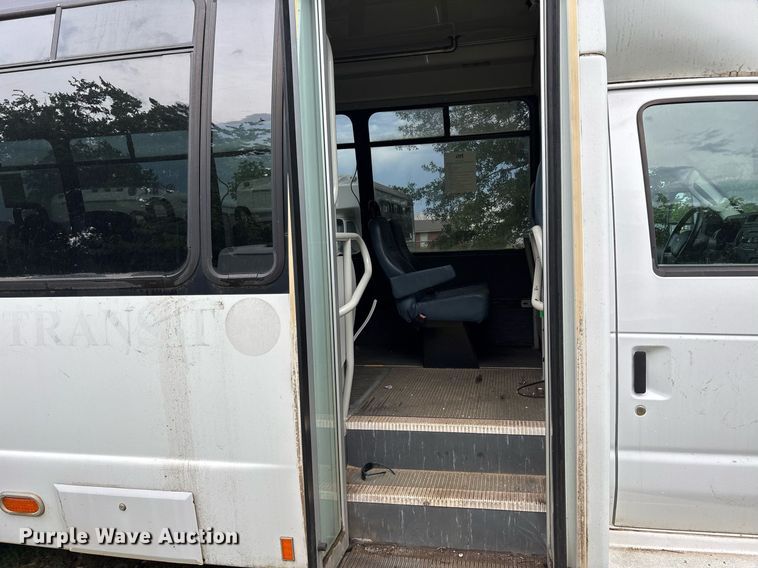 image for item DY0501 2009 Ford E450 shuttle bus