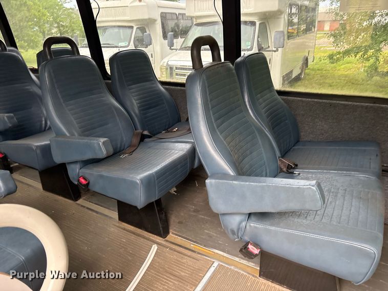 image for item DY0501 2009 Ford E450 shuttle bus