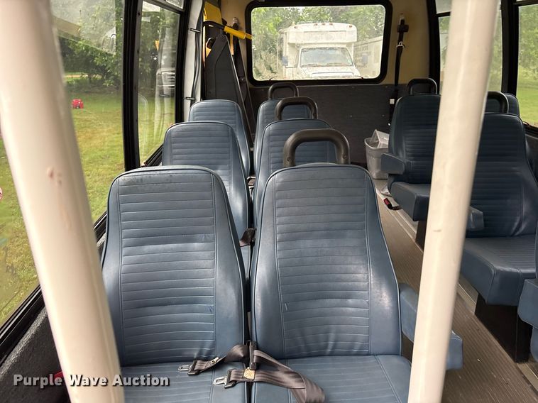 image for item DY0501 2009 Ford E450 shuttle bus