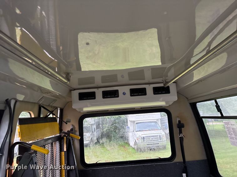 image for item DY0501 2009 Ford E450 shuttle bus